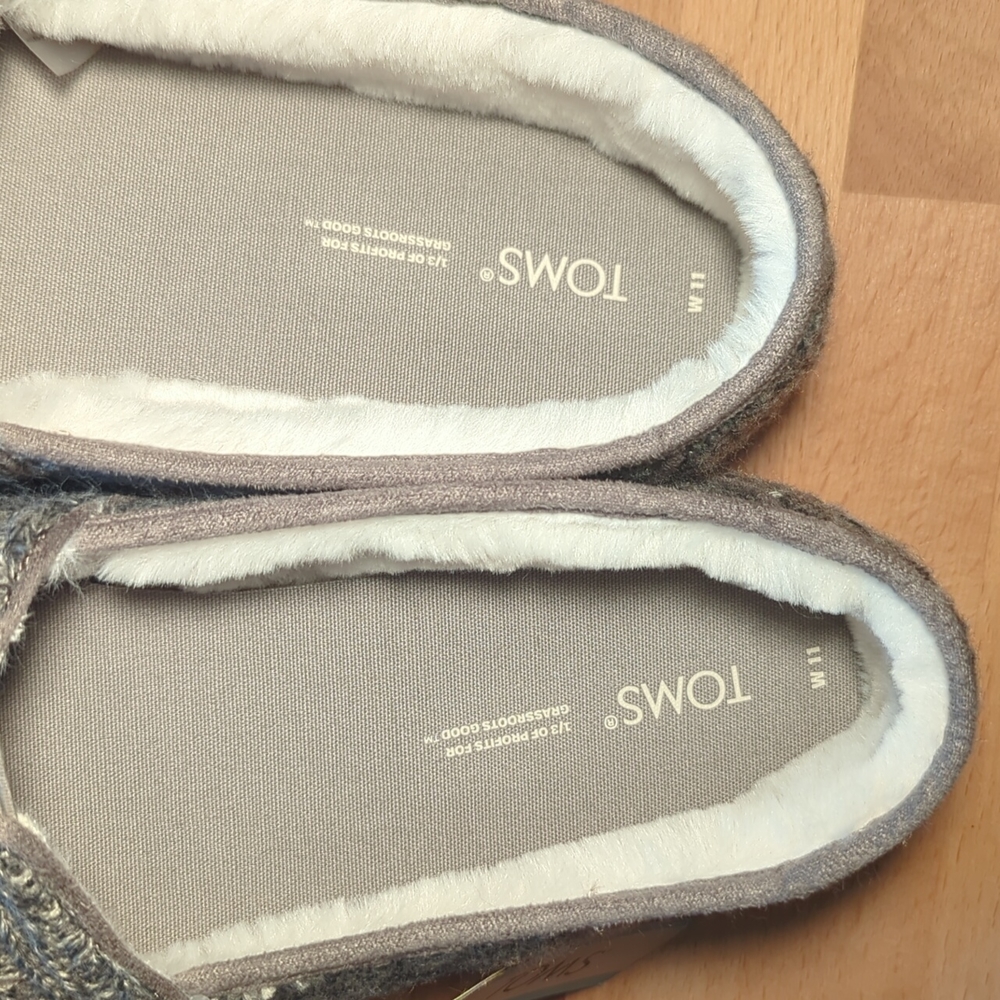 TOMS NWT W11 Grey Knit Faux Fur Slipon - Picture 3 of 4